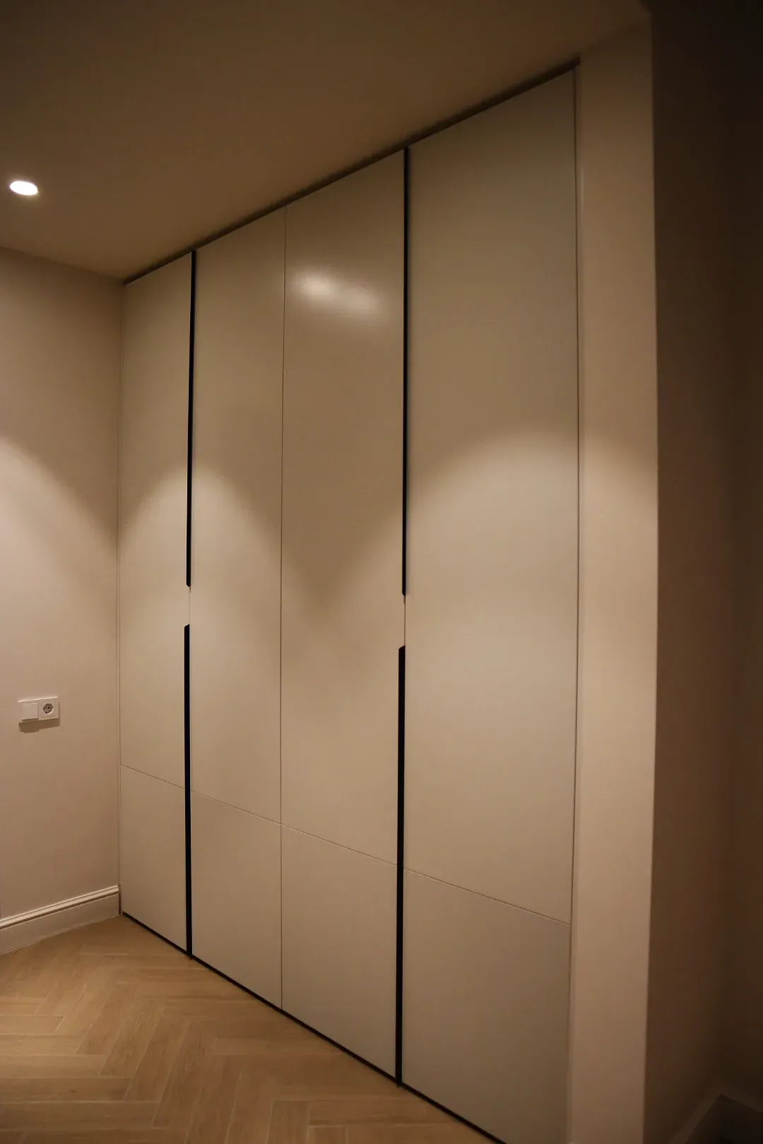 Floor-to-ceiling built-in wardrobe in an entryway — Futurium project on Kavtaradze