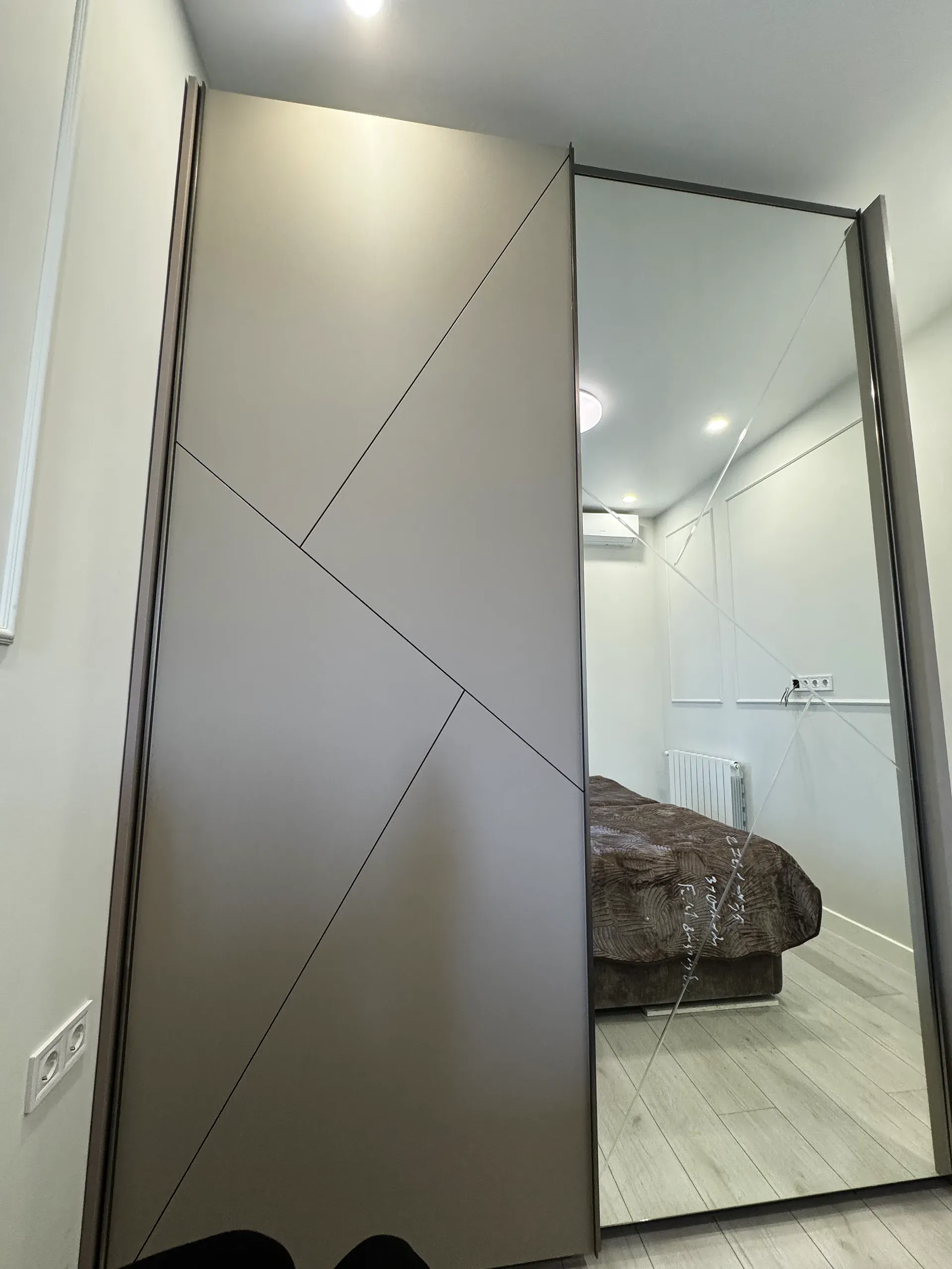 Sliding-door wardrobe with a mirrored front in a bedroom — Futurium project in Vashlijvari