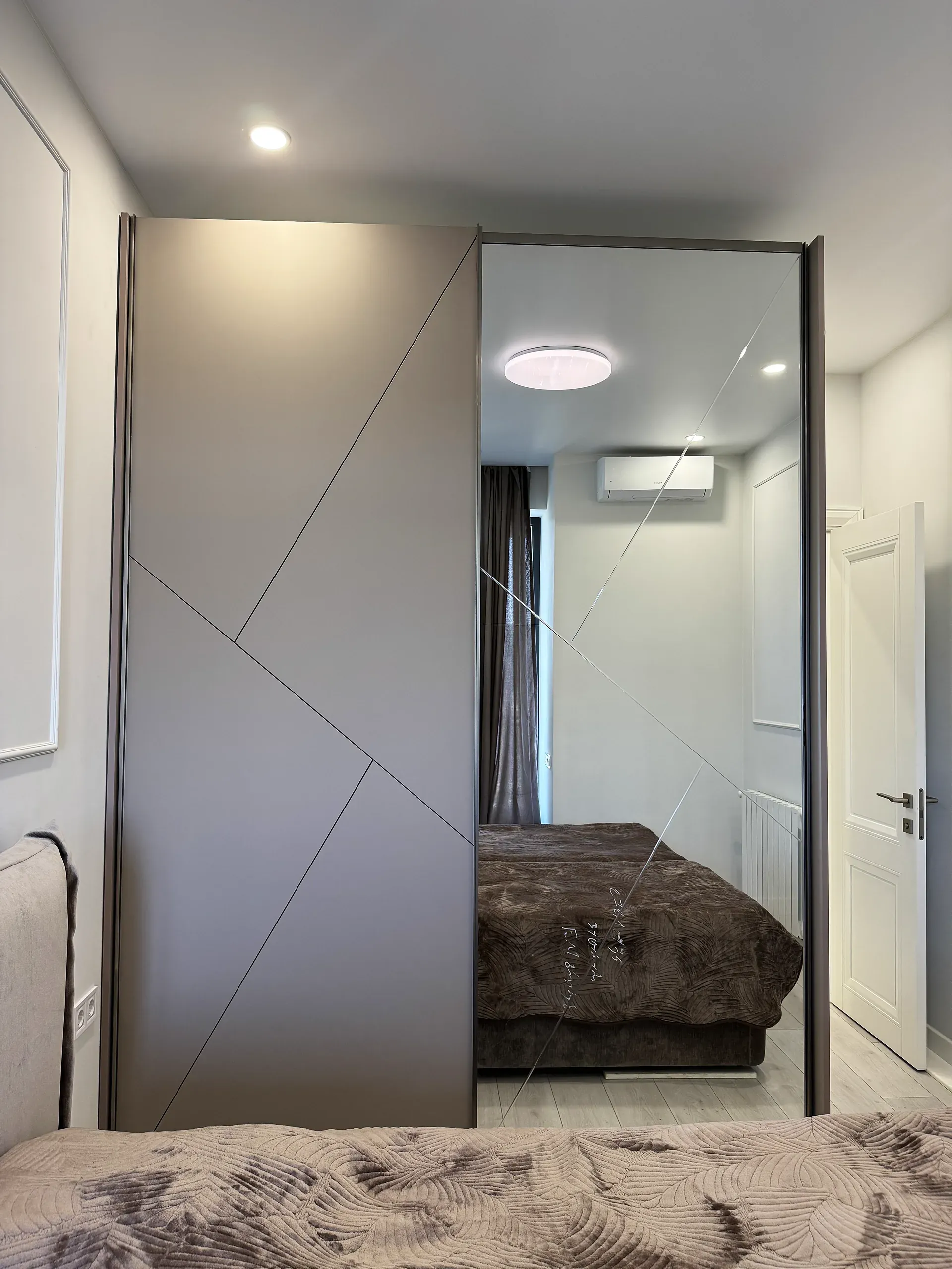 Mirrored sliding door on a built-in bedroom wardrobe — Futurium project in Vashlijvari